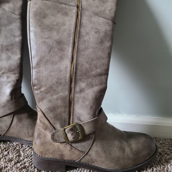 Knee high boots - Picture 2 of 3